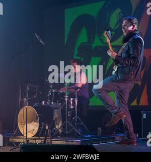 Tom Smith e James Gaskell dei Gold Jacks si esibiscono dal vivo al Dance House Theatre di Manchester, Regno Unito il 2 agosto 2014 Foto Stock