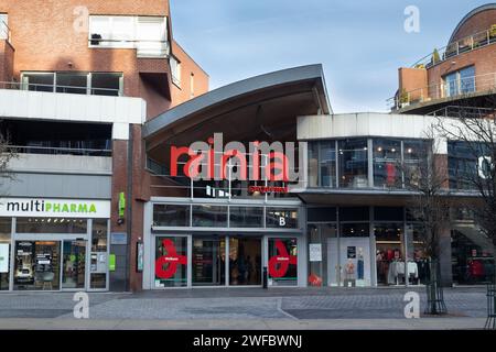 NINOVE, BELGIO, 29 GENNAIO 2024: Centro commerciale Ninia a Ninove, Fiandre orientali. E' un grande centro commerciale con una variegata selezione di negozi Foto Stock