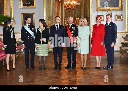 Principessa Sofia, principe Carlo Filippo, regina Silvia, presidente francese Emmanuel Macron, re Carlo XVI Gustaf, signora Brigitte Macron, principessa ereditaria Vittoria e principe Daniel posano per una foto di gruppo nella sala da pranzo di Lovisa Ulrika al Palazzo reale di Stoccolma, Svezia, il 30 gennaio 2024. Il Presidente francese Emmanuel Macron e la signora Brigitte Macron sono in visita di Stato di due giorni in Svezia. Foto: Claudio Bresciani / TT / codice 10090 Foto Stock