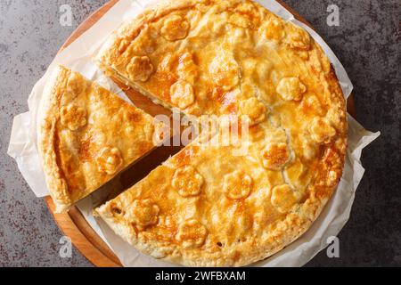 Torta di verdura al colera con patate, porro, mela, pere e formaggio Vallese primo piano sulla tavola di legno sul tavolo. Vista superiore orizzontale da ab Foto Stock