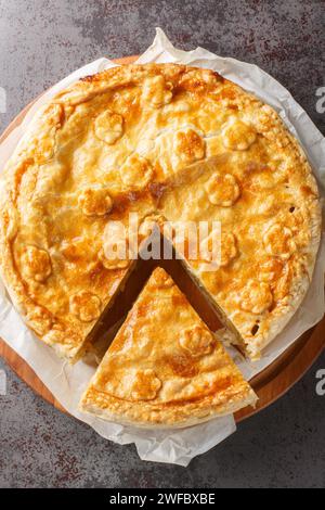 Walliser colera abbondante torta con patate, mele e primi piani di formaggio sulla tavola di legno sul tavolo. Vista dall'alto verticale Foto Stock