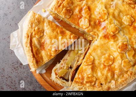 Torta di colera svizzera con frutta e verdura con mela, patate, pera, cipolla e formaggio da vicino su una tavola di legno sul tavolo. Vista dall'alto orizzontale da abo Foto Stock