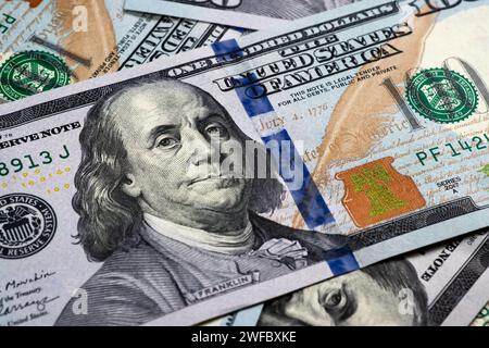 Macro primo piano del volto di ben Franklin sul conto degli Stati Uniti da 100 dollari Foto Stock