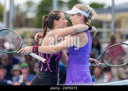 Jodie Burrage e Katie Boulter si abbracciano dopo la vittoria di Boulter nella finale dell'ITF Women's World Tennis Tour W60 2023 a Canberra Foto Stock