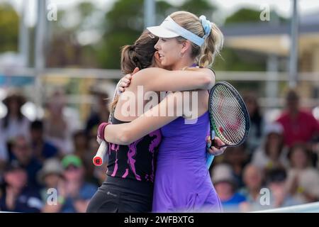 Jodie Burrage e Katie Boulter si abbracciano dopo la vittoria di Boulter nella finale dell'ITF Women's World Tennis Tour W60 2023 a Canberra Foto Stock