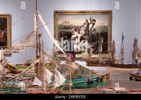 La Royal Academy of Arts, Londra, Regno Unito. 30 gennaio 2024. Entangled Pasts: 1768-Now: Art, Colonialism and Change, dove J.M.W. Turner ed Ellen Gallagher, Joshua Reynolds e Yinka Shonibare, John Singleton Copley e Hew Locke, passato e presente si scontrano in una potente mostra. Oltre 100 importanti opere contemporanee e storiche fanno parte di una conversazione sull'arte e il suo ruolo nella definizione di narrazioni di impero, schiavitù, resistenza, abolizione e colonialismo. Immagine: Hew Locke, Armada, 2017-19. Crediti: Malcolm Park/Alamy Live News Foto Stock