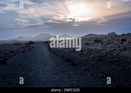 Paesaggio vulcanico sull'isola di Lanzarote durante una giornata nebbia Foto Stock