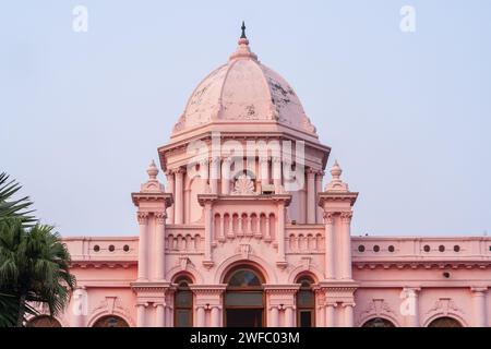 Vista dettagliata della facciata rosa e della cupola dello storico palazzo Ahsan Manzil con sfondo blu, Kumartoli, Dacca, Bangladesh Foto Stock