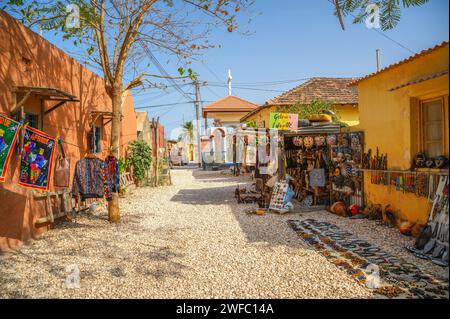 Tradizionale strada del mercato a Joal Fadiouth, Senegal, con artigianato artigianale Foto Stock