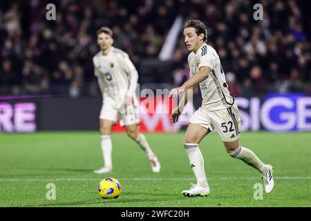 Il centrocampista italiano Edoardo Bove controlla la palla durante la partita di serie A tra Unione sportiva Salernitana vs AS Roma allo Stadio Arechi di Salerno il 29 gennaio 2024. Foto Stock