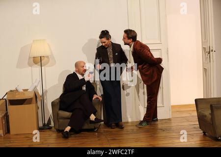 David Ruland als Lukas, Carolin Haupt als Maria und Yurii Radionov als Orest, v.l., während der Fotoprobe für das Stück Postkarten aus dem Osten in der Schaubühne am Lehniner Platz a Berlino, Studio, 29. Januar 2024. // Von Pavlo Arie und Martin Valdes-Stauber. Regie Stas Zhyrkov. Bühne Jan Pappelbaum. Kostüme Dagmar Fabisch. Premiere AM 30. Januar 2024. Schaubühne Berlin Postkarten aus dem Osten *** David Ruland nel ruolo di Lukas , Carolin Haupt nel ruolo di Maria e Yurii Radionov nel ruolo di Orest , f l , durante le prove fotografiche per lo spettacolo Postcards from the East al Schaubühne am Lehniner Platz di Berlino Foto Stock