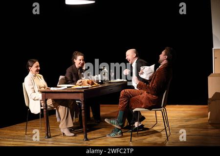 Maryna Klimova als Anastasiia, Carolin Haupt als Maria, David Ruland als Lukas und Yurii Radionov als Orest, v.l., während der Fotoprobe für das Stück Postkarten aus dem Osten in der Schaubühne am Lehniner Platz a Berlino, Studio, 29. Januar 2024. // Von Pavlo Arie und Martin Valdes-Stauber. Regie Stas Zhyrkov. Bühne Jan Pappelbaum. Kostüme Dagmar Fabisch. Premiere AM 30. Januar 2024. Schaubühne Berlin Postkarten aus dem Osten *** Maryna Klimova come Anastasiia , Carolin Haupt come Maria , David Ruland come Lukas e Yurii Radionov come Orest , f l , durante le prove fotografiche per lo spettacolo Postcar Foto Stock