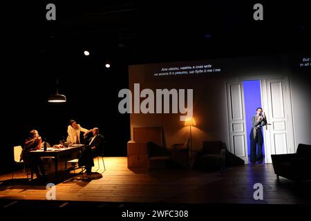 Yurii Radionov als Orest, Maryna Klimova als Anastasiia, David Ruland als Lukas und Carolin Haupt als Maria, v.l., während der Fotoprobe für das Stück Postkarten aus dem Osten in der Schaubühne am Lehniner Platz a Berlino, Studio, 29. Januar 2024. // Von Pavlo Arie und Martin Valdes-Stauber. Regie Stas Zhyrkov. Bühne Jan Pappelbaum. Kostüme Dagmar Fabisch. Premiere AM 30. Januar 2024. Schaubühne Berlin Postkarten aus dem Osten *** Yurii Radionov come Orest , Maryna Klimova come Anastasiia , David Ruland come Lukas e Carolin Haupt come Maria , f l , durante le prove fotografiche per lo spettacolo Postcar Foto Stock