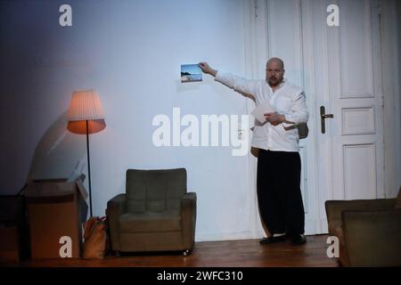 David Ruland als Lukas während der Fotoprobe für das Stück Postkarten aus dem Osten in der Schaubühne am Lehniner Platz a Berlino, Studio, 29. Januar 2024. // Von Pavlo Arie und Martin Valdes-Stauber. Regie Stas Zhyrkov. Bühne Jan Pappelbaum. Kostüme Dagmar Fabisch. Premiere AM 30. Januar 2024. Schaubühne Berlin Postkarten aus dem Osten *** David Ruland nel ruolo di Lukas durante le prove fotografiche per lo spettacolo Postcards from the East presso il Schaubühne am Lehniner Platz di Berlino, Studio, 29 gennaio 2024 di Pavlo Arie e Martin Valdes Stauber diretto da Stas Zhyrkov Stage Jan Pappelbaum Costumes Foto Stock