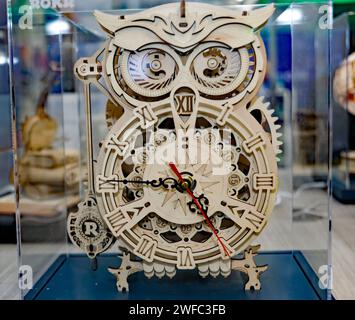 Vista ravvicinata di un puzzle in legno 3D ROKR Owl Clock Mechanical Gears, sullo stand Robotime, alla fiera dei giocattoli 2024 di Olympia Foto Stock