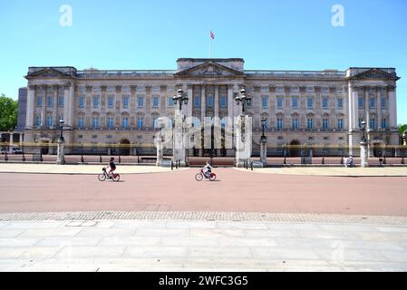 Persone che pedalano davanti a Buckingham Palace durante il Coronavirus London Lockdown nel 2020 Foto Stock