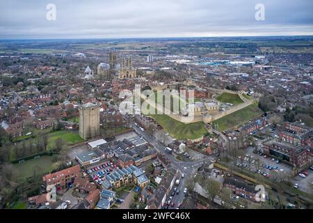 "Uphill" città di Lincoln che mostra la Cattedrale di Lincoln, il Castello di Lincoln e la torre d'acqua Foto Stock