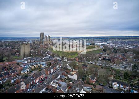 "Uphill" città di Lincoln che mostra la Cattedrale di Lincoln, il Castello di Lincoln e la torre d'acqua Foto Stock