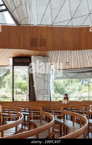 Interno del tempio con moderne panchine in legno e visitatori. Bahá í Tempio del Sud America, Santiago, Cile. Architetto: Hariri Pontarini Architects, 20 Foto Stock