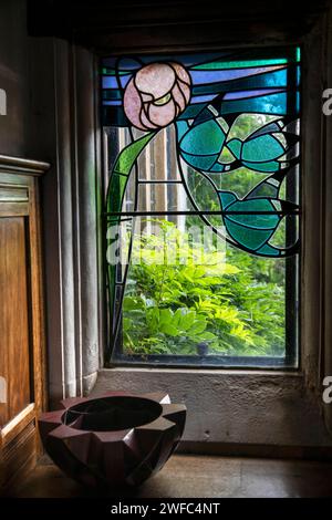 Regno Unito, Cumbria, Bowness on Windermere, Blackwell, Arts and Crafts House, sala da pranzo, camino con vetrate colorate Foto Stock