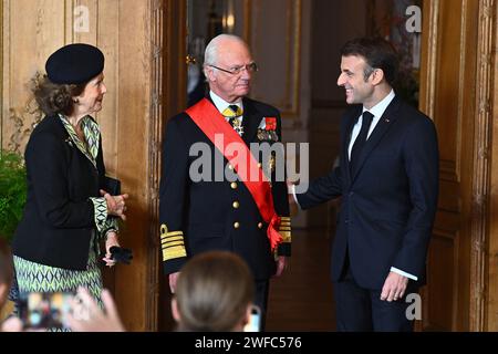 La regina Silvia, il re Carlo XVI Gustaf e il presidente francese Emmanuel Macron nella sala da pranzo di Lovisa Ulrika presso il Palazzo reale di Stoccolma, Svezia, il 30 gennaio 2024. Il Presidente francese Emmanuel Macron e la signora Brigitte Macron sono in visita di Stato di due giorni in Svezia. Foto: Claudio Bresciani / TT / codice 10090 Foto Stock