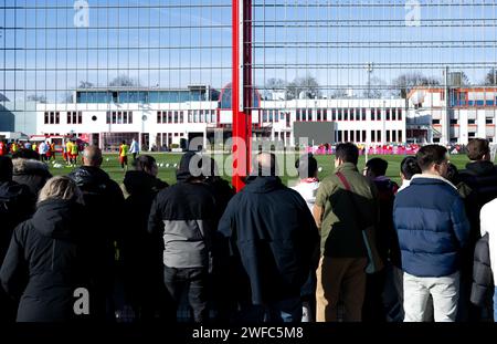 Monaco, Germania. 30 gennaio 2024. Calcio: FC Bayern Monaco di Baviera sessione pubblica di allenamento presso il campo di allenamento di Säbener Straße. I fan seguono la sessione di formazione. Crediti: Sven Hoppe/dpa/Alamy Live News Foto Stock