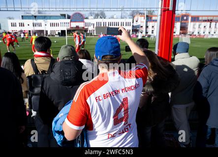 Monaco, Germania. 30 gennaio 2024. Calcio: FC Bayern Monaco di Baviera sessione pubblica di allenamento presso il campo di allenamento di Säbener Straße. I fan seguono la sessione di formazione. Crediti: Sven Hoppe/dpa/Alamy Live News Foto Stock