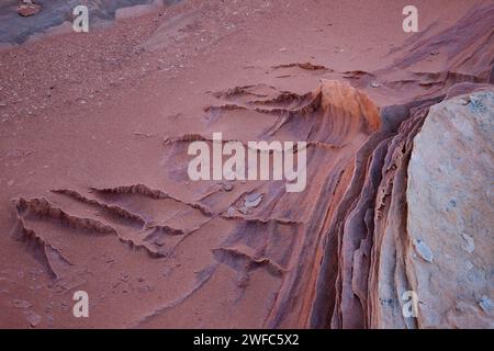 Pinne di arenaria molto sottili e fragili nelle formazioni di arenaria Navajo. South Coyote Buttes, Vermilion Cliffs National Monument, Arizona. Geologicamente, il Foto Stock