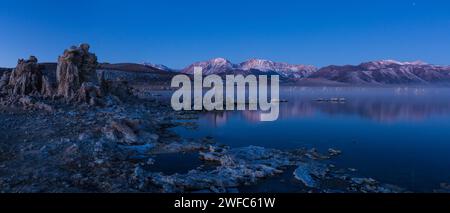 Prima dell'alba nebbia sulle formazioni di tufo sul lago Mono in California. Le montagne della Sierra orientale sono dietro. Foto Stock