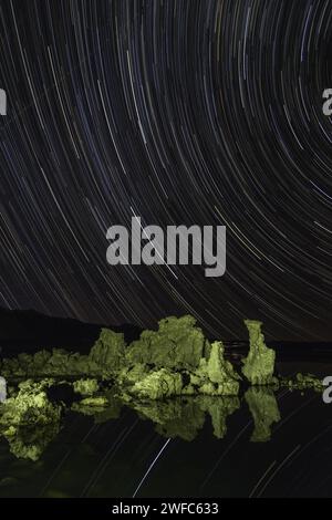 Sentieri stellari sulle formazioni di tufo nel lago Mono in California, con sentieri che si riflettono nel lago. Foto Stock