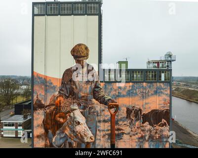 LOCHEM, PAESI BASSI - 20 GENNAIO 2024: Opere d'arte su un grande edificio come parte dell'Achterhoek Silo Art Tour, dove fienili, silos e altri agricoltori Foto Stock