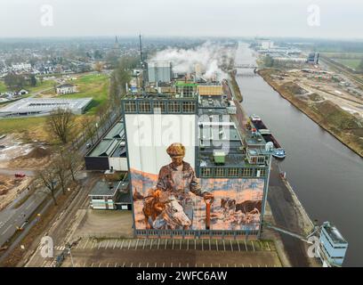 LOCHEM, PAESI BASSI - 20 GENNAIO 2024: Opere d'arte su un grande edificio come parte dell'Achterhoek Silo Art Tour, dove fienili, silos e altri agricoltori Foto Stock