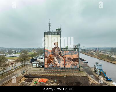 LOCHEM, PAESI BASSI - 20 GENNAIO 2024: Opere d'arte su un grande edificio come parte dell'Achterhoek Silo Art Tour, dove fienili, silos e altri agricoltori Foto Stock