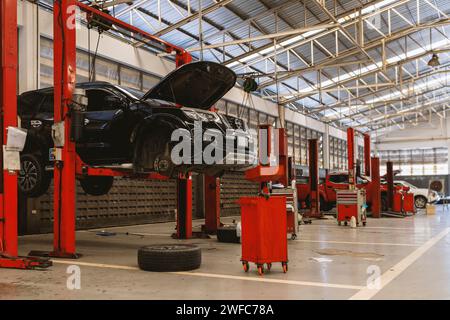 servizi di riparazione e manutenzione di automobili su misura per il settore automobilistico. Scopri la maestria artigianale e il servizio affidabile presso il nostro garage. Foto Stock