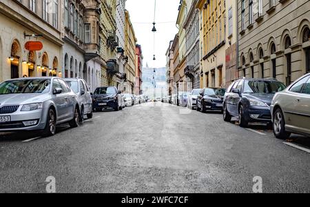 Parcheggio auto sulla strada di Budapest. Foto Stock