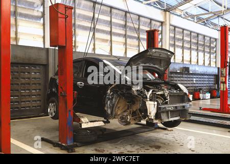 servizi di riparazione e manutenzione di automobili su misura per il settore automobilistico. Scopri la maestria artigianale e il servizio affidabile presso il nostro garage. Foto Stock