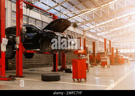 servizi di riparazione e manutenzione di automobili su misura per il settore automobilistico. Scopri la maestria artigianale e il servizio affidabile presso il nostro garage. Foto Stock