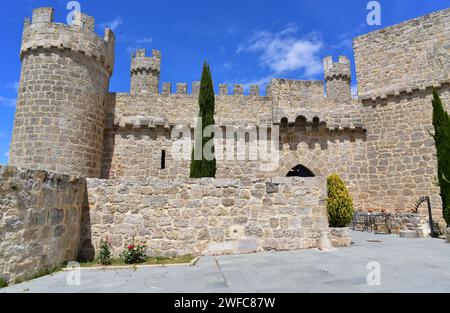 Olmillos de Sasamon, castello-palazzo 15 ° secolo. Provincia di Burgos, Castilla y Leon, Spagna. Foto Stock