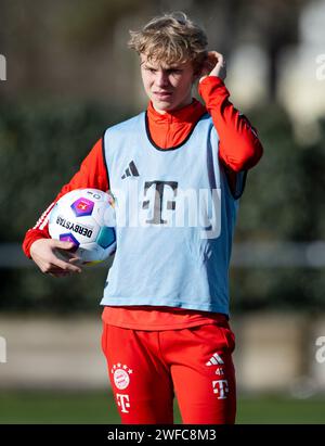 Monaco, Germania. 30 gennaio 2024. Calcio: FC Bayern Monaco di Baviera sessione pubblica di allenamento presso il campo di allenamento di Säbener Straße. Frans Krätzig del Bayern Monaco prende parte alla sessione di formazione. Crediti: Sven Hoppe/dpa/Alamy Live News Foto Stock