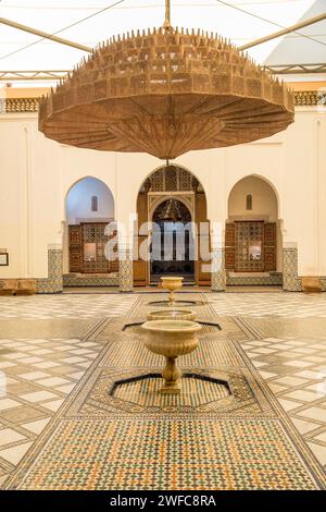Nord Africa Marocco Marrakesh Museo Marocchino Museo musei di Marrakech interni con pavimenti piastrellati e lampade lanterne nel cortile Foto Stock