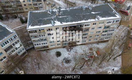 Fotografia di drone di postumi edificio residenziale multipiano antincendio e servizio di emergenza pulizia durante la giornata nuvolosa invernale Foto Stock