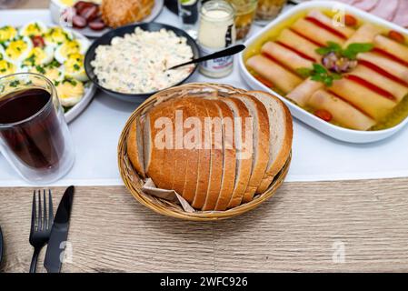 Piatti tradizionali polacchi per la colazione di Pasqua, pane visibile nel cestino. Foto Stock