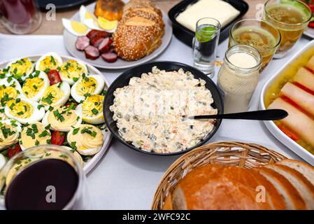 Piatti tradizionali polacchi per la colazione di Pasqua, insalata di verdure visibile Foto Stock