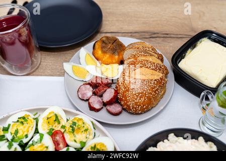 Piatti tradizionali polacchi per la colazione di Pasqua, pane e burro visibili. Foto Stock