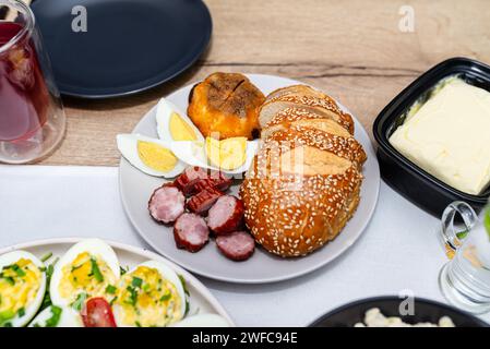 Piatti tradizionali polacchi per la colazione di Pasqua, pane e burro visibili. Foto Stock