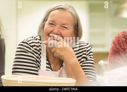 una persona anziana che si diverte, si diverte e ride nella gioia della vecchiaia e rida nella vecchiaia Foto Stock