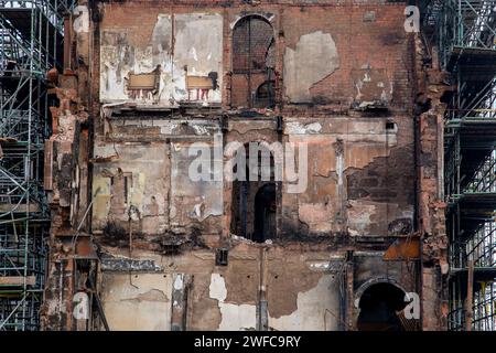 Grande demolizione di edifici in un centro città in corso Foto Stock