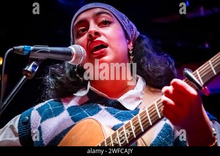 Edimburgo, Scozia. LUN 29 gennaio 2024. FIZA sul palco dell'iconica sede di Edimburgo, Sneaky Pete's nella serata di apertura della 2024 Independent Venue Week. FIZA è una cantautrice originaria di North West London e attualmente vive a Edimburgo. Il suo recente singolo "Pieces" è stato presentato su BBC Asian Network ed è stato nominato Track of the Week su BBC Introducing radio Scotland. Il concerto è stato l'evento di apertura della partecipazione di Sneaky Pete all'Independent Venue Week 2024, la celebrazione annuale di sette giorni del Regno Unito di locali indipendenti di musica e arti e le persone che possiedono, gestiscono e lavorano in loro. Foto Stock