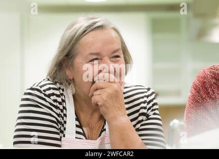 una persona anziana che si diverte, si diverte e ride nella gioia della vecchiaia e rida nella vecchiaia Foto Stock