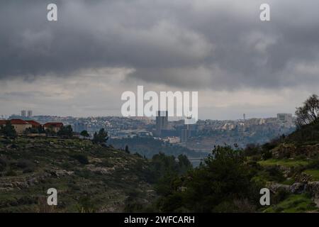 Una nebbiosa giornata invernale con nuvole di tempesta su Gerusalemme, Israele. Foto Stock